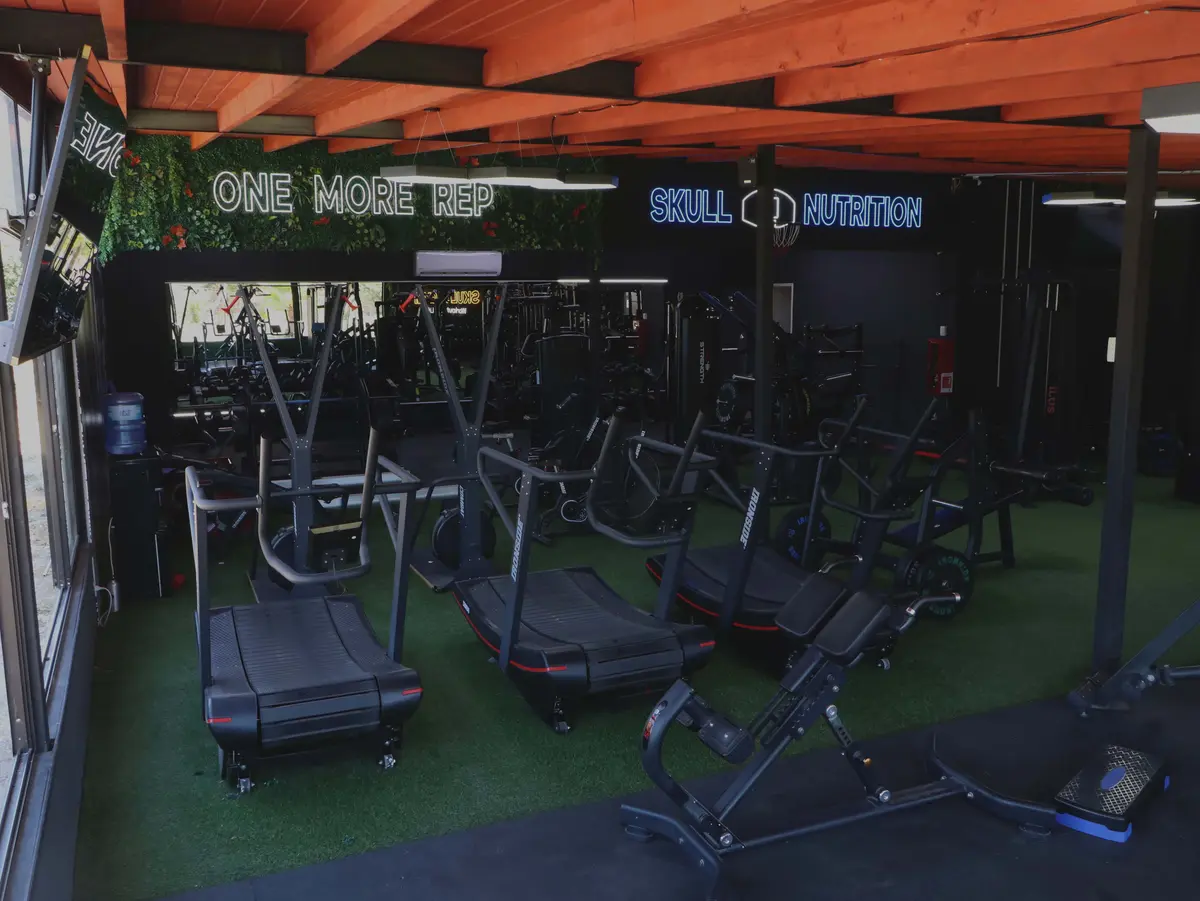 Zona cardio con letreros neon